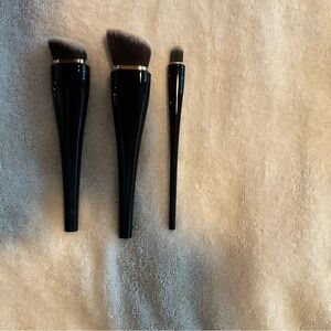 Cle de Peau set of 3 makeup brushes in excellent condition